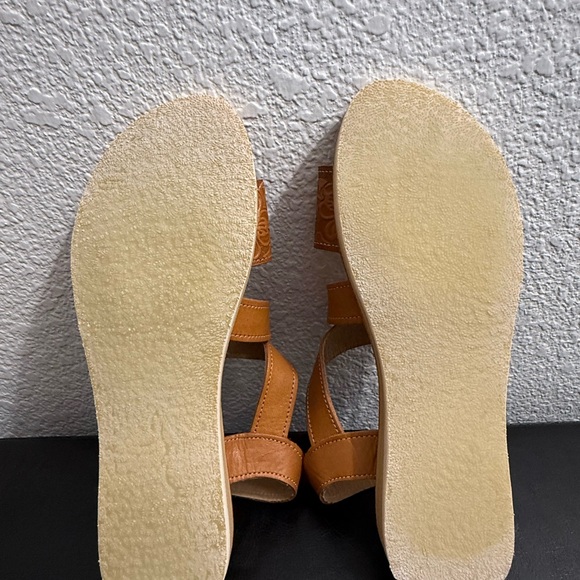 Elegant Floral Brown Leather Sandals - Picture 8 of 13